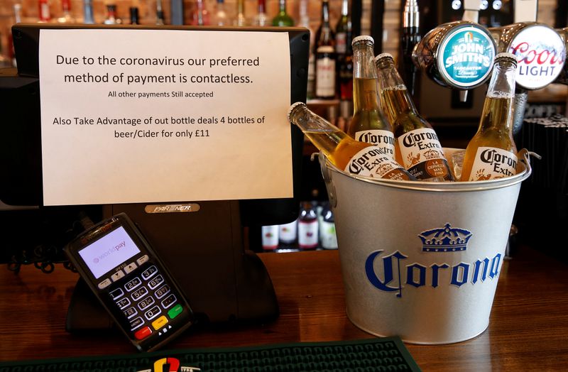 &copy; Reuters. FILEPHOTO: A sign asking customers to only use contactless payment methods is seen in a pub in Liverpool, Britain March 17, 2020. REUTERS/Phil Noble