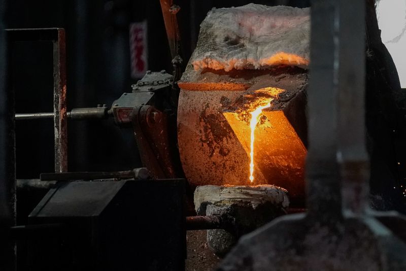 © Reuters. Molten metal is poured into carbon anodes at Century Aluminum Company in Hawesville, Kentucky, U.S. May 14, 2019. Picture taken May 14, 2019.  REUTERS/Bryan Woolston