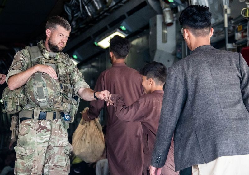 &copy; Reuters. 　ウォレス英国防相は２７日、アフガンからの退避活動が最終段階に入ったとして、既に空港内にいる以外は離陸機に受け入れられないと述べた。写真は活動に従事する英兵。提供写真。ロ