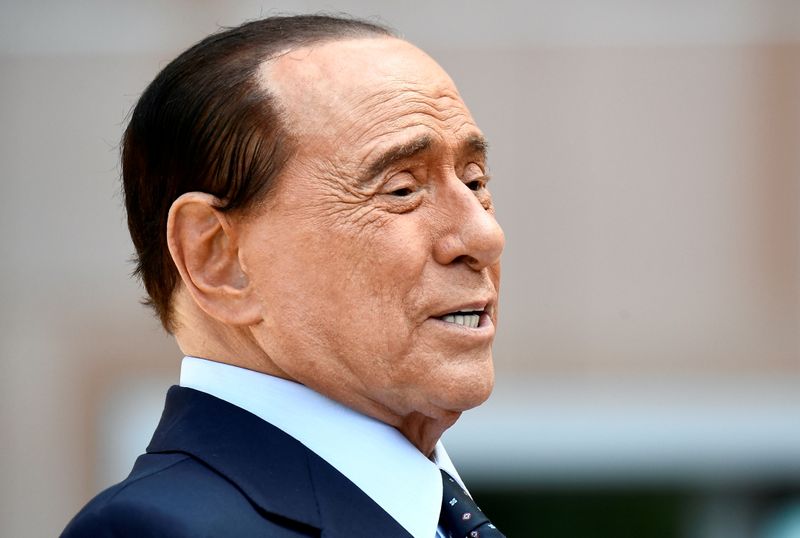 &copy; Reuters. FOTO DE ARCHIVO: El ex primer ministro italiano Silvio Berlusconi habla con los medios de comunicación a la salida del hospital San Raffaele en Milán, Italia, 14 de septiembre de 2020. REUTERS/Flavio Lo Scalzo