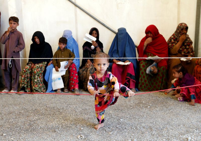 &copy; Reuters. أفغانيات وأطفالهن بعد وصولهن إلى مقر المفوضية السامية للأمم المتحدة لشؤون اللاجئين في العاصمة الأفغانية كابول. صورة من أرشيف رويترز.