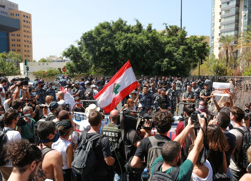 &copy; Reuters. مظاهرة بدعوة من عائلات ضحايا انفجار مرفأ بيروت أمام قصر اليونسكو في العاصمة اللبنانية يوم 12 أغسطس آب 2021. تصوير: عزيز طاهر - رويترز.