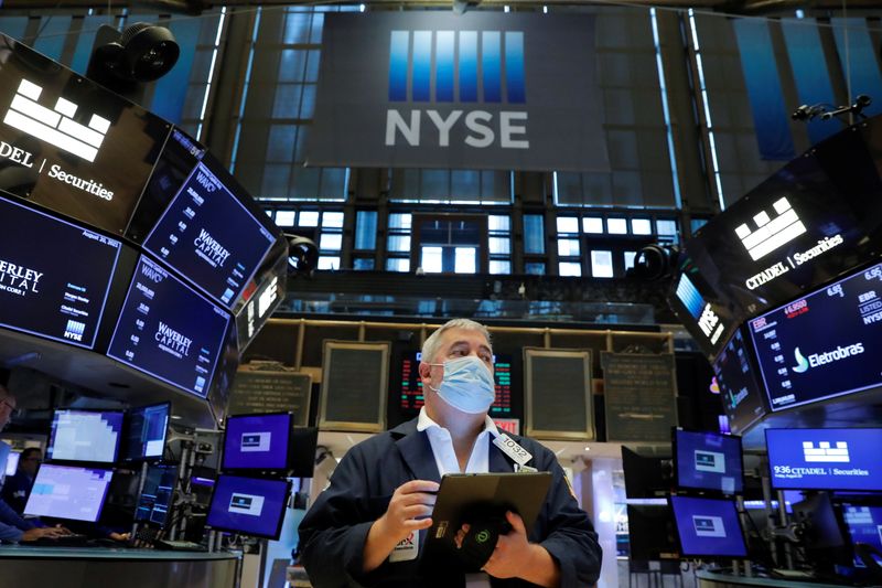 © Reuters. La Bourse de New York progresse modestement vendredi dans les premiers échanges. Quelques minutes après l'ouverture, l'indice Dow Jones gagne 0,27%. /Photo prise le 20 août 2021/REUTERS/Andrew Kelly
