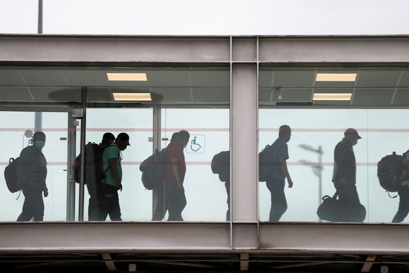 © Reuters. Des évacués d'Afghanistan arrivent à l'aéroport Roissy Charles-de-Gaulle. La France a des 