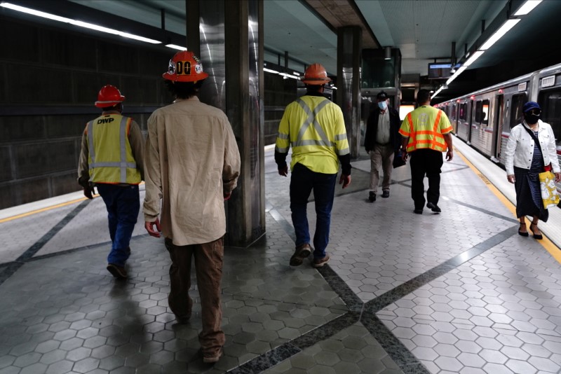 &copy; Reuters. FILE PHOTO: Construction workers walk through the Wilshire/Western subway platform on their way to work on the Purple Line of the Los Angeles Metro Rail in the Koreatown neighborhood of Los Angeles, California, U.S. August 10, 2021.  REUTERS/Bing Guan
