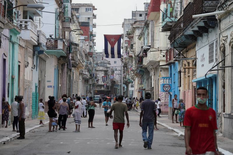 &copy; Reuters. FOTO DE ARCHIVO. Personas caminan por una calle de La Habana, Cuba. 26 de julio de 2021. REUTERS/Alexandre Meneghini