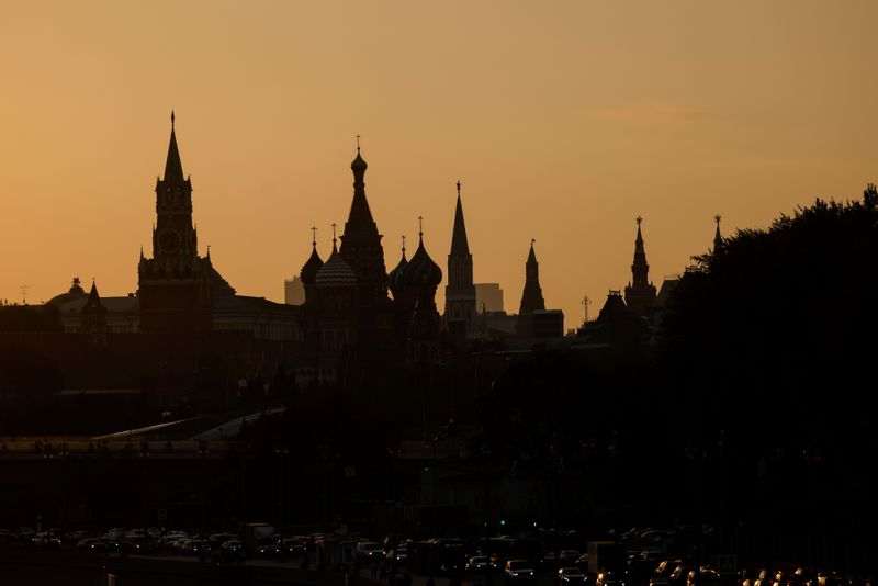 © Reuters. St. Basil's Cathedral and towers of Kremlin are silhouetted against the sunset in Moscow, Russia August 12, 2021.  REUTERS/Evgenia Novozhenina