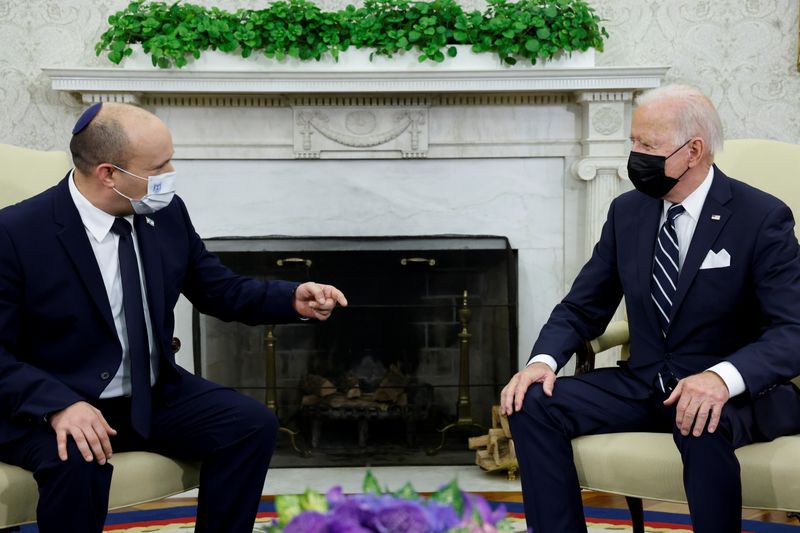 &copy; Reuters. الرئيس الأمريكي جو بايدن (إلى اليمين) خلال اجتماعه مع رئيس الوزراء الإسرائيلي نفتالي بينيت في البيت الأبيض بواشنطن يوم الجمعة. تصوير: جوناثا