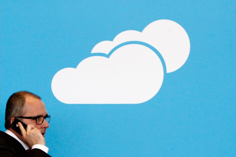&copy; Reuters. Homem passa em frente a anúncio de tecnologia de computação em nuvem. 10/3/2012.  REUTERS/Fabrizio Bensch 