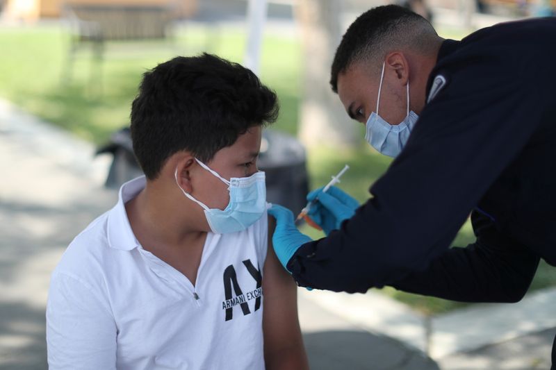 &copy; Reuters. Alessandro Roque, de 12 anos, recebe dose de vacina contra a Covid-19 em Los Angeles
23/08/2021
REUTERS/Lucy Nicholson