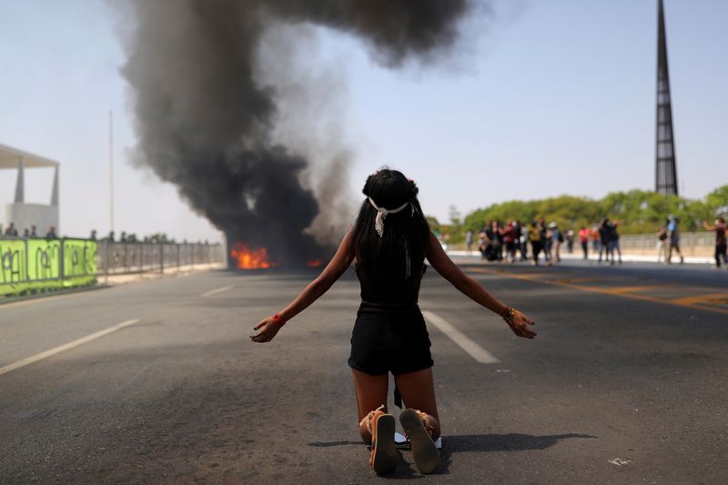 &copy; Reuters. Indígenas protestam contra presidente Bolsonaro e pela demarcação de terras em frente ao Planalto, em Brasília
27/08/2021  REUTERS/Amanda Perobelli