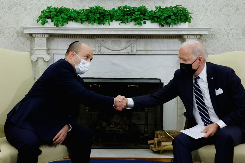 &copy; Reuters. Joe Biden et Naftali Bennett se sont efforcés vendredi de trouver des terrains d'entente au sujet de l'Iran lors de leur première rencontre à la Maison blanche, perturbée par le choc provoqué dans le monde occidental par l'attentat suicide commis la 