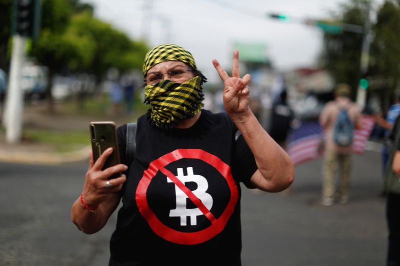 &copy; Reuters. Homem protesta contra o sudo bitcoin como moeda em Honduras. 27/8/2021. REUTERS/Jose Cabezas