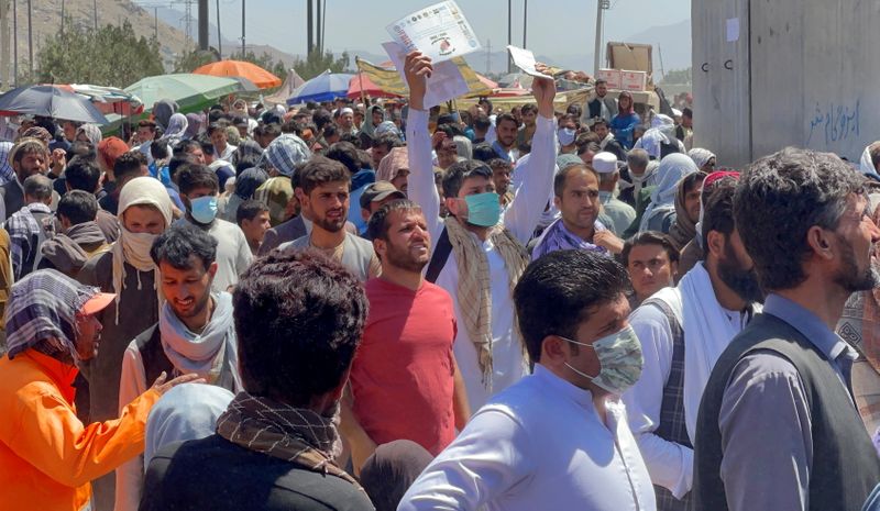 &copy; Reuters. حشود من الناس يرفعون وثائق سفرهم للسماح لهم بدخول مطار كابول يوم 26 أغسطس اب 2021. تصوير رويترز. محظور إعادة بيع الصورة أو وضعها في أرشيف.