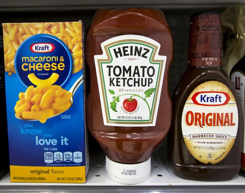 &copy; Reuters. FILE PHOTO: A Heinz Ketchup bottle sits between a box of Kraft macaroni and cheese and a bottle of Kraft Original Barbecue Sauce on a grocery store shelf in New York March 25, 2015.  REUTERS/Brendan McDermid/File Photo