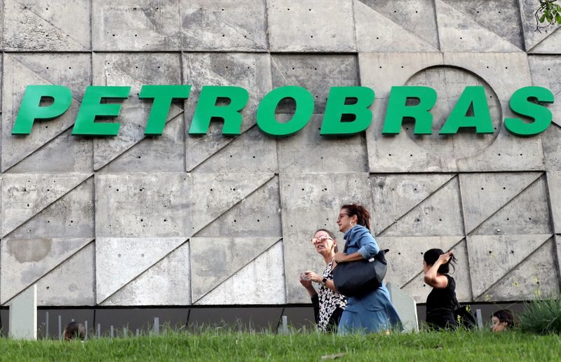 &copy; Reuters. FILE PHOTO: People walk in front of the Brazil's state-run Petrobras oil company headquarters in Rio de Janeiro, Brazil, October 16, 2019. Picture taken October 16, 2019. REUTERS/Sergio Moraes//File Photo/File Photo/File Photo