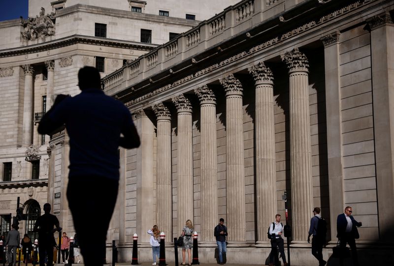 &copy; Reuters. FILE PHOTO: People walk past the Bank of England during morning rush hour, amid the coronavirus disease (COVID-19) pandemic in London, Britain, July 29, 2021. REUTERS/Henry Nicholls