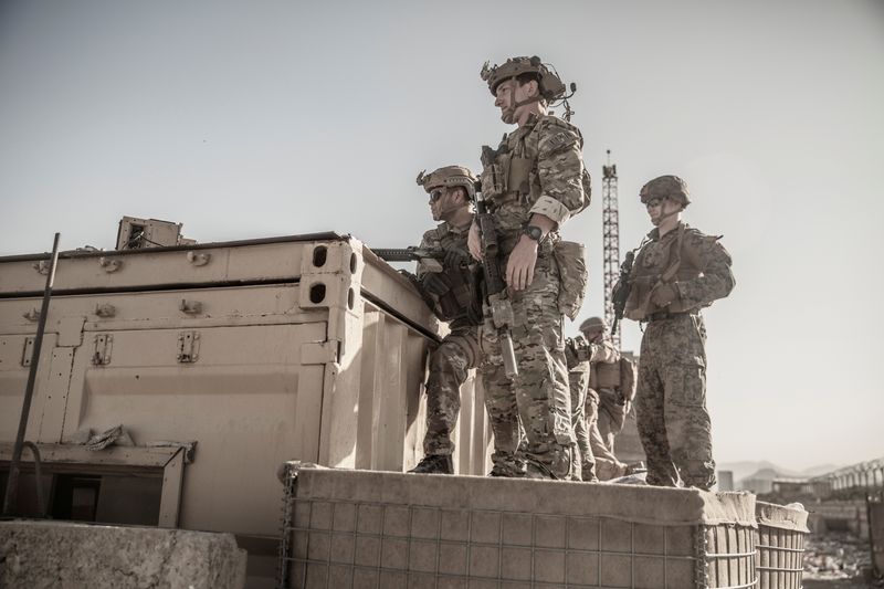 &copy; Reuters. 　８月２７日　米軍はアフガニスタン東部で過激派組織「イスラム国」（ＩＳ）の標的を無人機で攻撃したと発表した。写真はカブール空港で退避作戦を支援する米兵。８月２６日、カブー