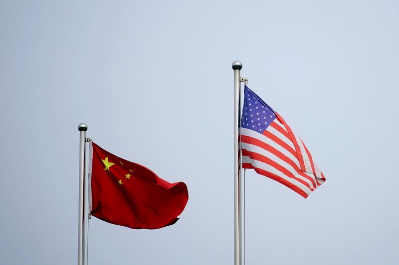 &copy; Reuters.   ８月２７日、米国防総省の高官がバイデン政権発足後初めて中国軍側と会談し、両国間のリスク管理について協議したことが分かった。写真は米国と中国の国旗。上海で４月撮影（２０２