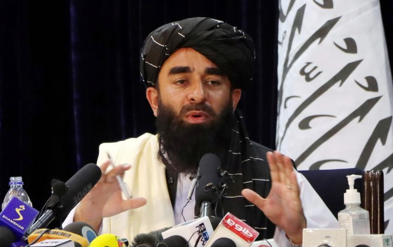 &copy; Reuters. FILE PHOTO: Taliban spokesman Zabihullah Mujahid speaks during a news conference in Kabul, Afghanistan August 17, 2021. REUTERS/Stringer 