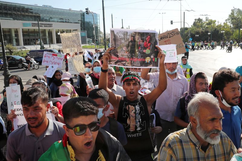 &copy; Reuters. أفغان يشاركون في مسيرة إلى السفارة الأمريكية في العاصمة اليونانية أثينا يوم السبت. تصوير: كوستاس بلتاس - رويترز. 