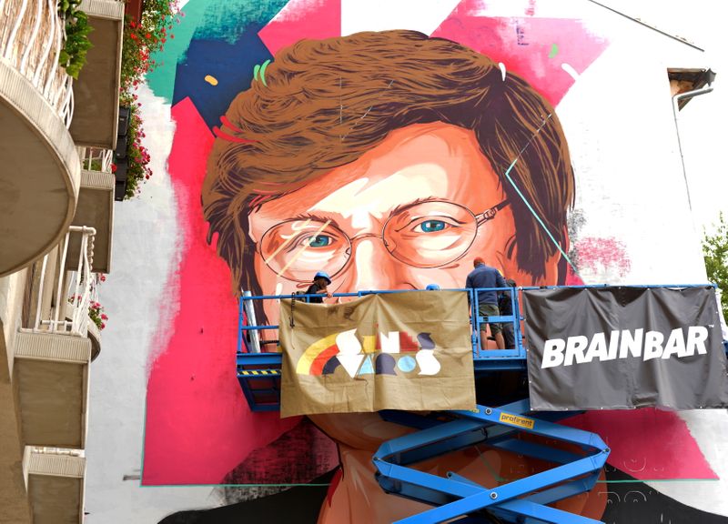 &copy; Reuters. Un pintor aplica los toques finales en un mural que represnta a Katalin Kariko,científica húngara y vicepresidente senior de BioNTech, Budapest, Hungría, 28 agosto 2021.
REUTERS/Kriszta Fenyo