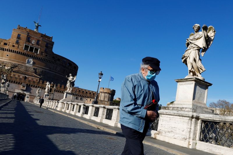 إيطاليا تسجل 54 وفاة و6860 إصابة بكورونا يوم السبت