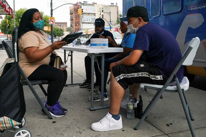 &copy; Reuters. FILE PHOTO: A person registers to receive a dose of the Pfizer-BioNTech vaccine for the coronavirus disease (COVID-19), at a mobile inoculation site in the Bronx borough of New York City, New York, U.S., August 18, 2021.  REUTERS/David 'Dee' Delgado