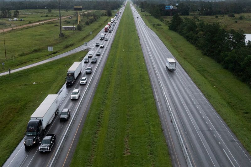 © Reuters. Traffic moves bumper to bumper along I-10 West as residents evacuate towards Texas before the arrival of Hurricane Ida in Vinton, Louisiana, U.S., August 28, 2021. Picture taken with a drone. REUTERS/Adrees Latif