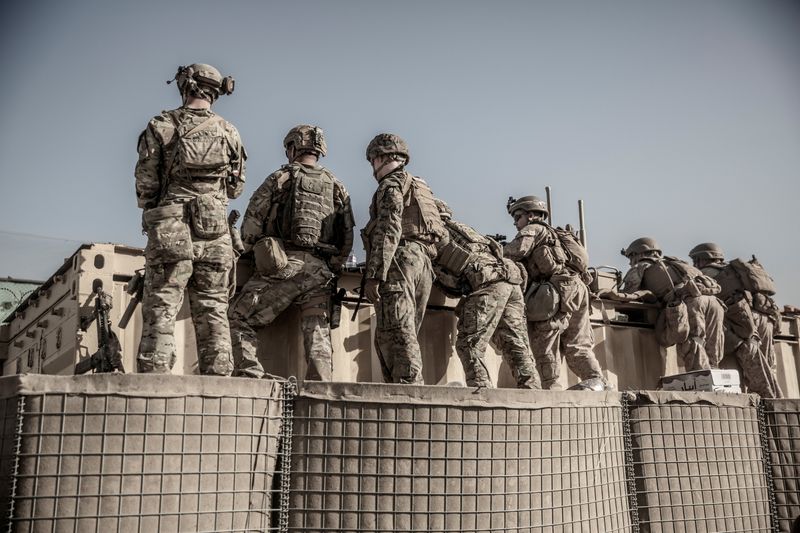 © Reuters. جنود أمريكيون في مطار حامد كرزاي الدولي في كابول يوم 26 أغسطس آب 2021. صورة لرويترز.