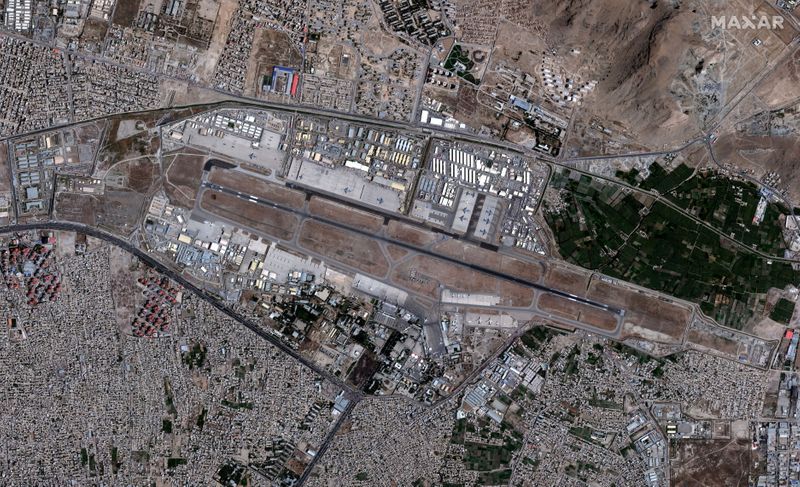 &copy; Reuters. منظر لمطار حامد كرزاي الدولي في كابول يوم 24 أغسطس آب 2021 في صورة التقطت بالقمر الصناعي وحصلت عليها رويترز من ماكسار تكنولوجيز يوم 26 أغسطس آب 20