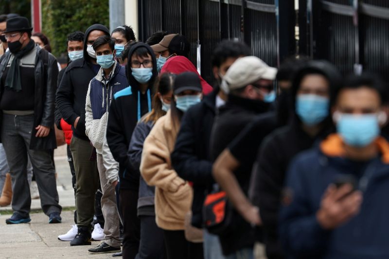 &copy; Reuters. أشخاص ينتظرون للحصول عل لقاح مضاد لفيروس كورونا في سيدني بصورة من أرشيف رويترز.