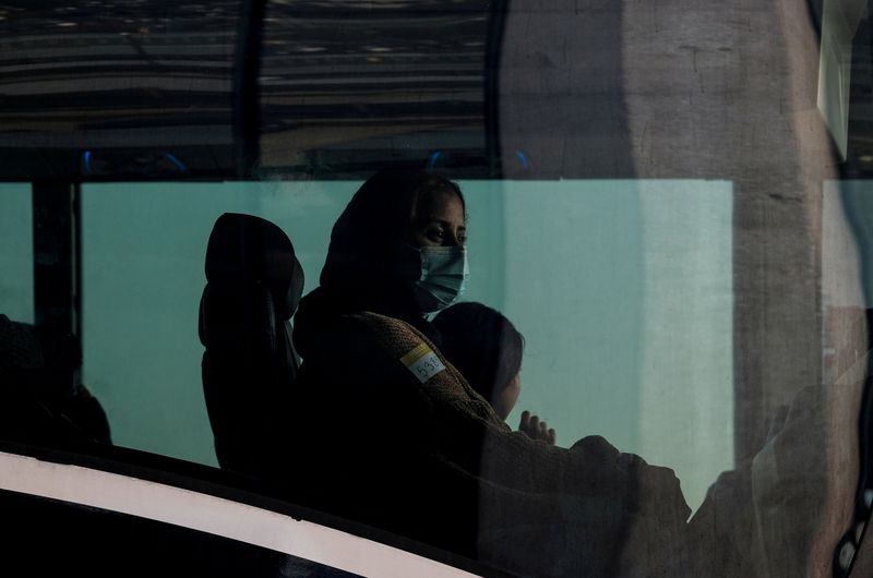 &copy; Reuters. لاجئون أفغان على متن حافلة في ولاية فيرجينيا الأمريكية بصورة من أرشيف رويترز.