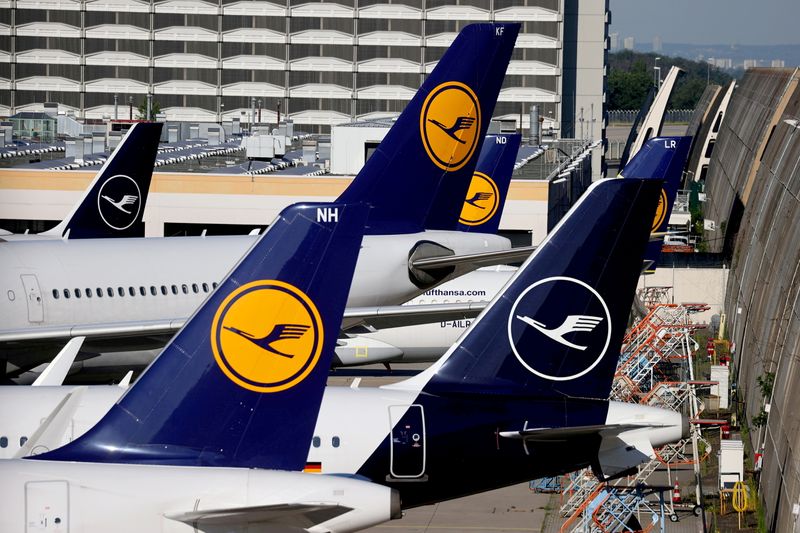 © Reuters. FILE PHOTO: Lufthansa planes are seen parked on the tarmac of Frankfurt Airport, Germany June 25, 2020. REUTERS/Kai Pfaffenbach