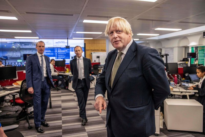 © Reuters. رئيس الوزراء البريطاني بوريس جونسون خلال زيارته لمركز لادارة الازمات في لندن يوم الجمعة. صورة لرويترز من ممثل لوكالات الأنباء.