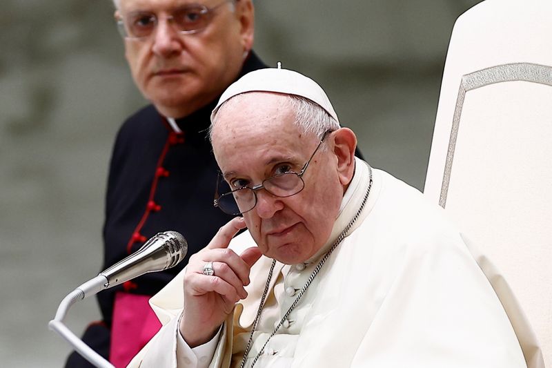 © Reuters. البابا فرنسيس خلال العظة العامة الأسبوعية في قاعة بول السادس بالفاتيكان يوم  25 أغسطس آب 2021. تصوير: رويترز.