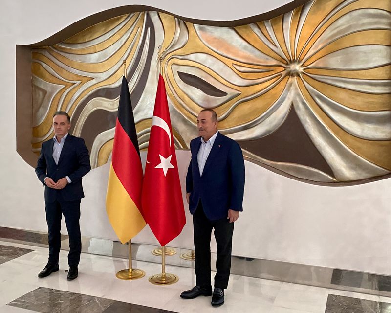 &copy; Reuters. وزير الخارجية التركي مولود جاويش أوغلو (إلى اليمين) خلال لقاء مع نظيره الألماني هايكو ماس في أنطاليا بتركيا يوم الاحد. تصوير: اندرياس رينكه - 