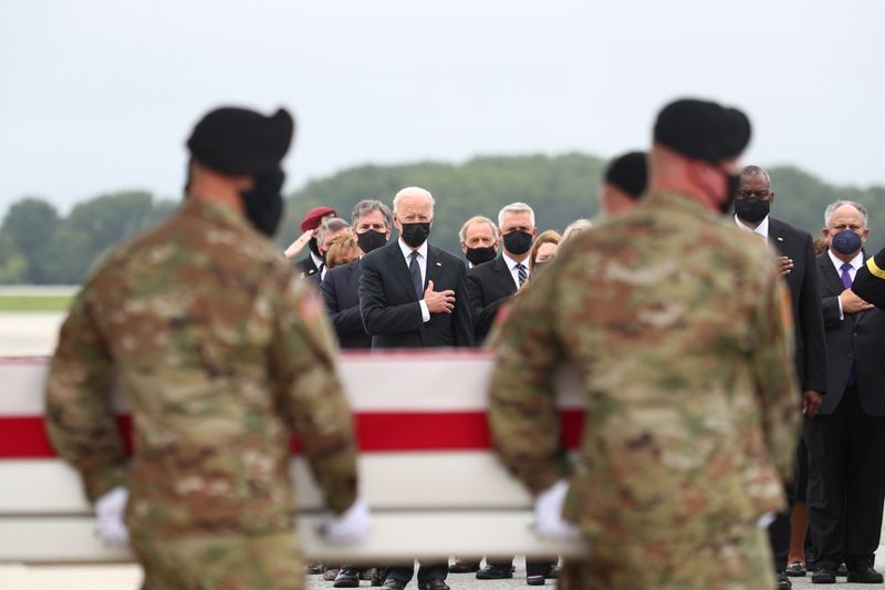 © Reuters. U.S. President Joe Biden salutes during the dignified transfer of the remains of U.S. Military service members who were killed by a suicide bombing at the Hamid Karazi International Airport, at Dover Air Force Base in Dover, Delaware, U.S., August 29, 2021. REUTERS/Tom Brenner