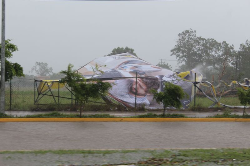 &copy; Reuters. لوحة اعلانية اقتلعتها رياح عاتية مصاحبة للإعصار نورا في مقاطعة كوليما بالمكسيك يوم السبت. تصوير: خيسوس لوزويا - رويترز.  محظور إعادة بيع الصو