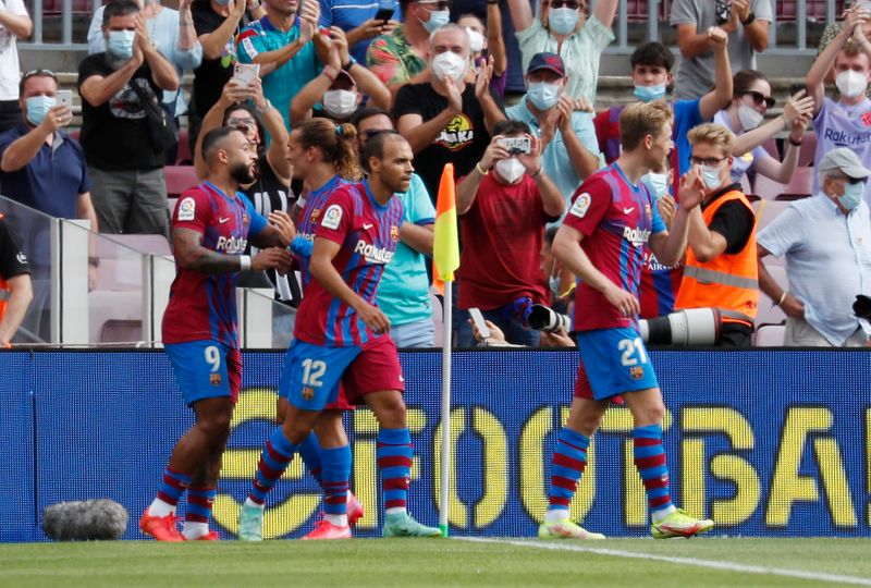 © Reuters. ممفيس ديباي مهاجم برشلونة يحتفل بتسجيل هدف في مرمى خيتافي بدوري الدرجة الأولى الاسباني لكرة القدم في برشلونة يوم الأحد. تصوير: رويترز.