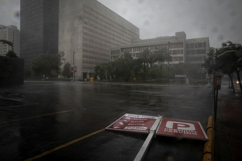 &copy; Reuters. A parking sign lies in the street as Hurricane Ida makes landfall in Louisiana, in New Orleans, Louisiana, U.S. August 29, 2021. REUTERS/Marco Bello