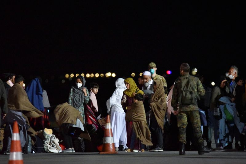 &copy; Reuters. أشخاص تم إجلاؤهم من أفغانستان لدى وصولهم مطار برشتينا الدولي في برشتينا يوم الأحد. تصوير: لورا حساني - رويترز