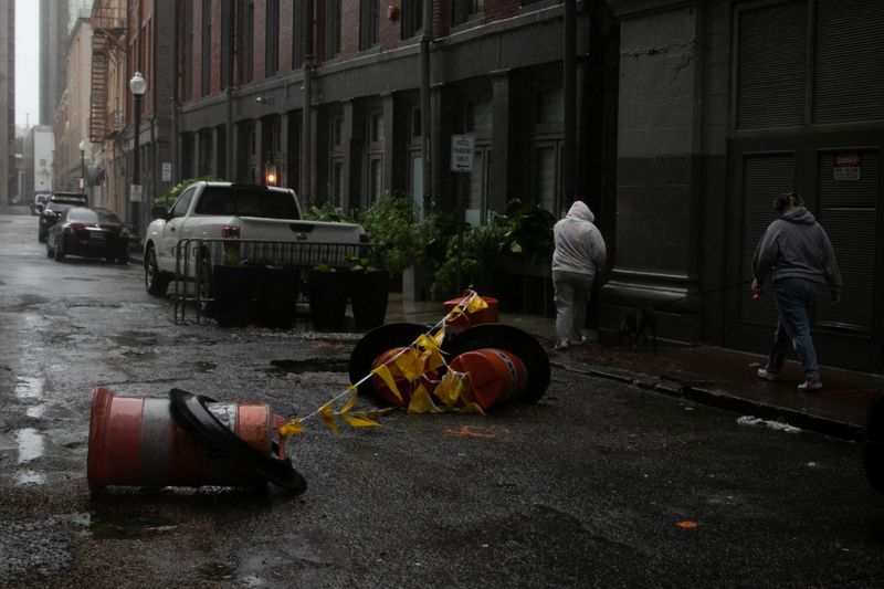 &copy; Reuters. Women walk in the rain as Hurricane Ida makes landfall in Louisiana, in New Orleans, Louisiana, U.S. August 29, 2021. REUTERS/Marco Bello