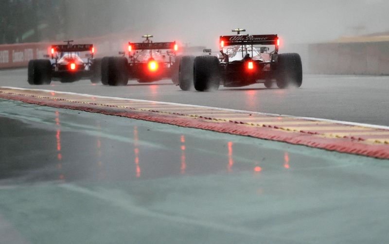 &copy; Reuters. Imagen de los bólidos avanzando bajo la lluvia en el Gran Premio de Bélgica celebrado en el circuito de Spa-Francorchamps, Spa, Bélgica. 29 agosto 2021. REUTERS/Christian Hartmann