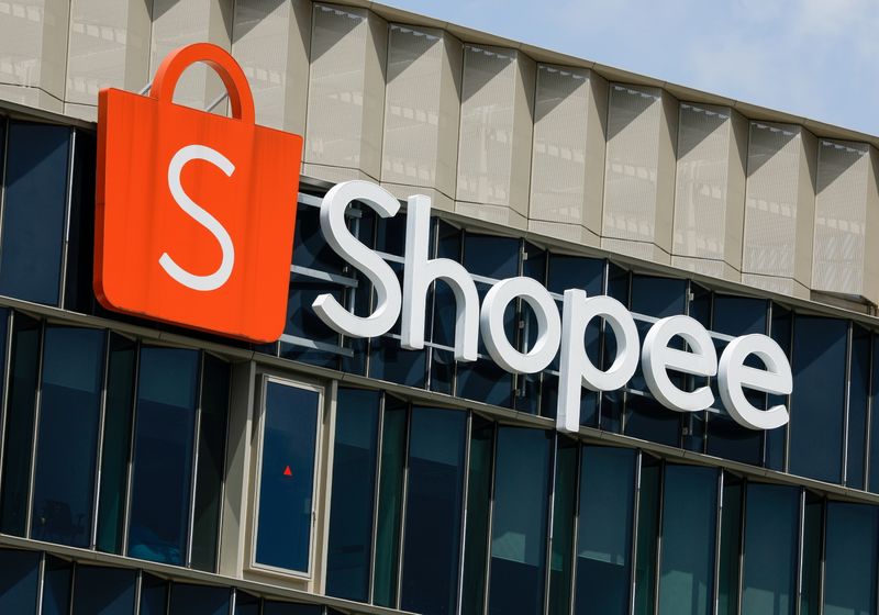 © Reuters. FILE PHOTO: A signage of Shopee, the e-commerce arm of Sea Ltd, is pictured at its office in Singapore, March 5, 2021. REUTERS/Edgar Su