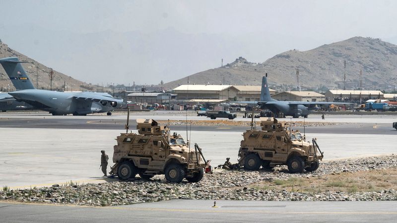 © Reuters. 　８月３０日、米当局者が初期段階の情報としてロイターに明かしたところによると、アフガニスタンのカブール国際空港に向け複数のロケット弾が発射されたものの、ミサイル防衛システムによって迎撃された。写真は今月１７日に撮影された同空港をパトロールする米兵士。提供写真（２０２１年　ロイター／U.S. Air Force）
