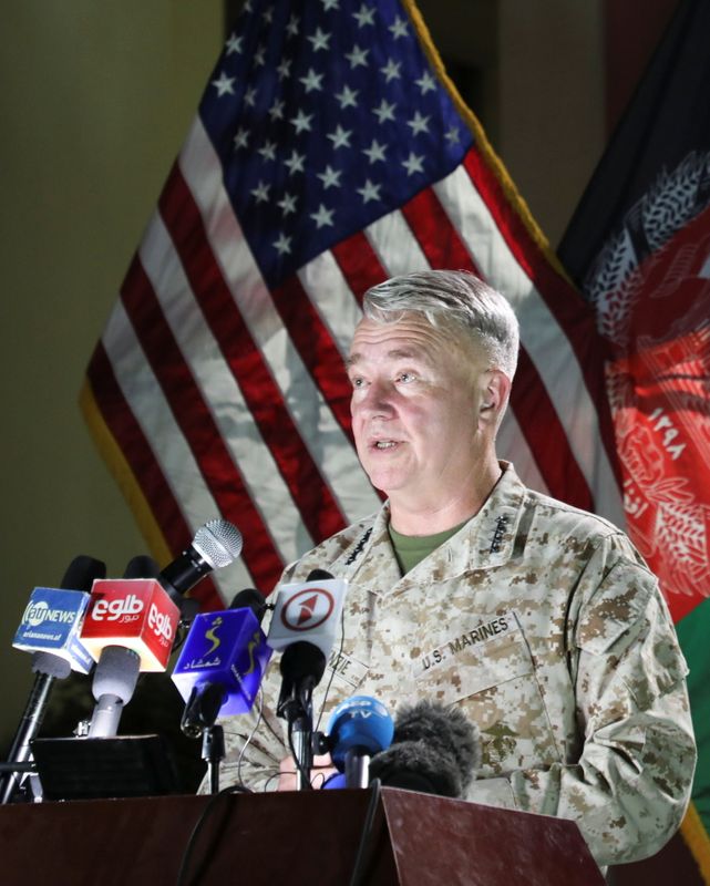 © Reuters. الجنرال فرانك مكنزي قائد القيادة المركزية الأمريكية في مؤتمر صحفي في كابول يوم 25 يوليو تموز 2021 - رويترز