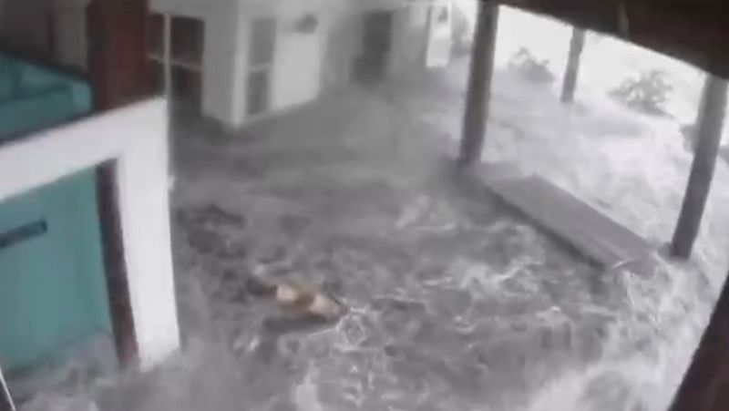 © Reuters. Water enters a beach house as Hurricane Ida makes landfall in Grand Isle, Louisiana, U.S. August 29, 2021 in this still image taken from social media video. Christie Angelette via REUTERS THIS IMAGE HAS BEEN SUPPLIED BY A THIRD PARTY. MANDATORY CREDIT