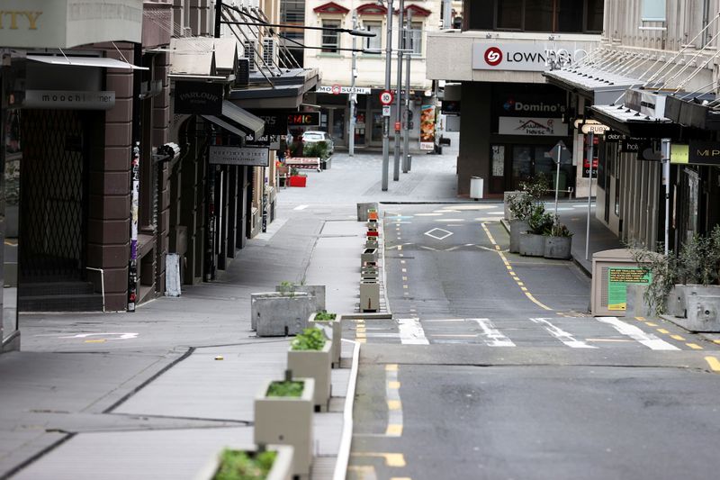 &copy; Reuters. FILE PHOTO: The normally bustling High Street in Auckland’s CBD is largely deserted during a lockdown to curb the spread of a coronavirus disease (COVID-19) outbreak, in Auckland, New Zealand, August 26, 2021.  REUTERS/Fiona Goodall/File Photo