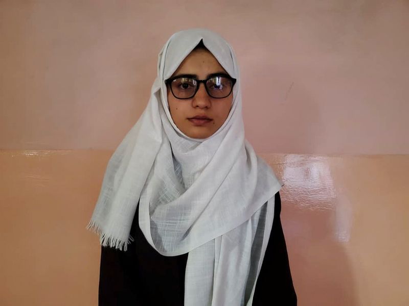 &copy; Reuters. الفتاة الأفغانية سالجي  التي حصلت على المركز الأول بين المشاركين في امتحان التأهيل للقبول بالجامعات في أفغانستان. صورة لرويترز ألتقطت يوم 26